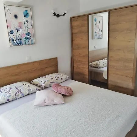 Island Luxury View Nemira * Оміш
